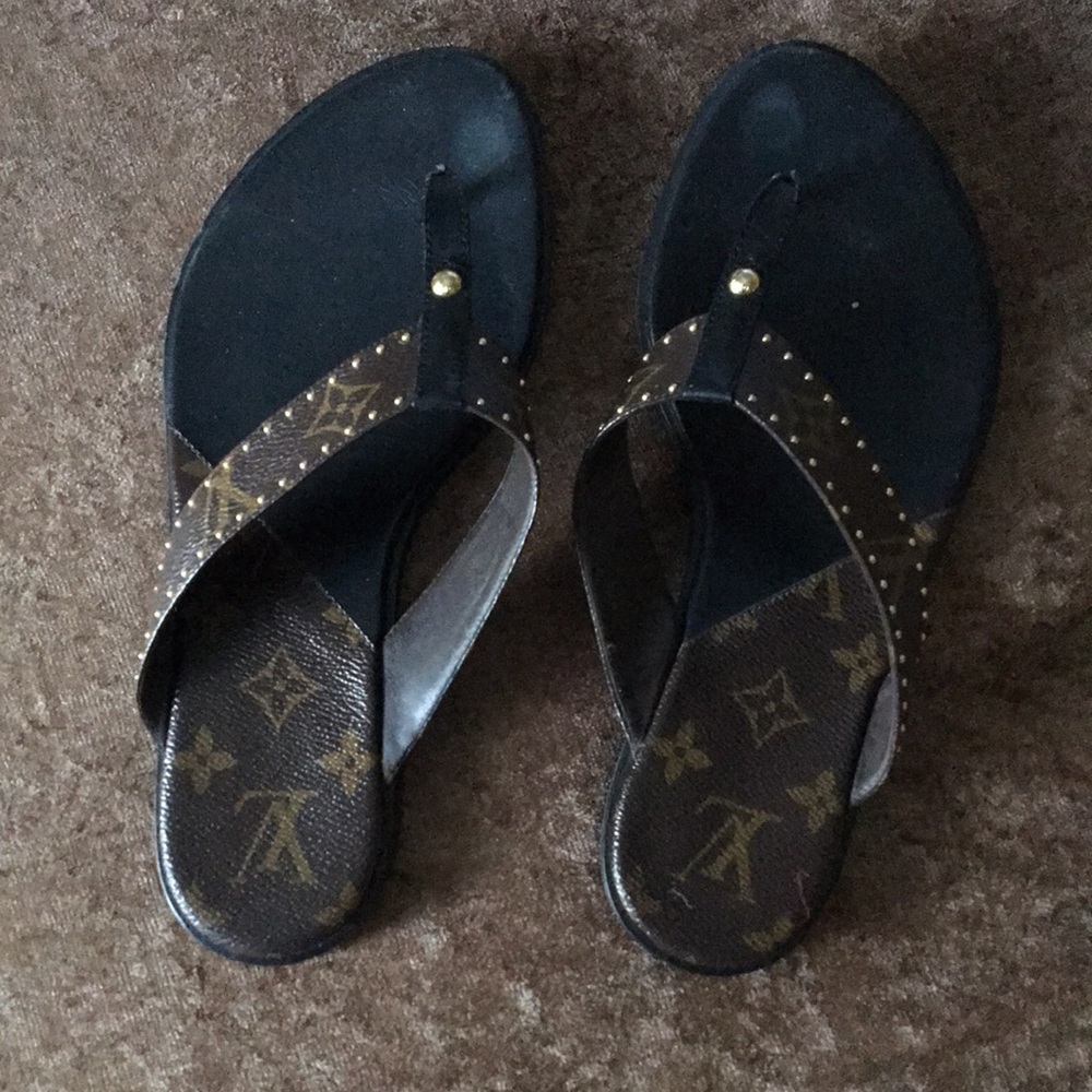 Louis Vuitton flip flopss